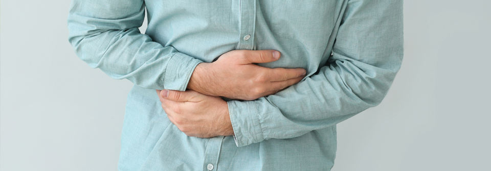 Gürtelförmig ausstrahlende, beidseitige Oberbauchschmerzen sind ein typisches frühes Anzeichen der Pankreatitis.