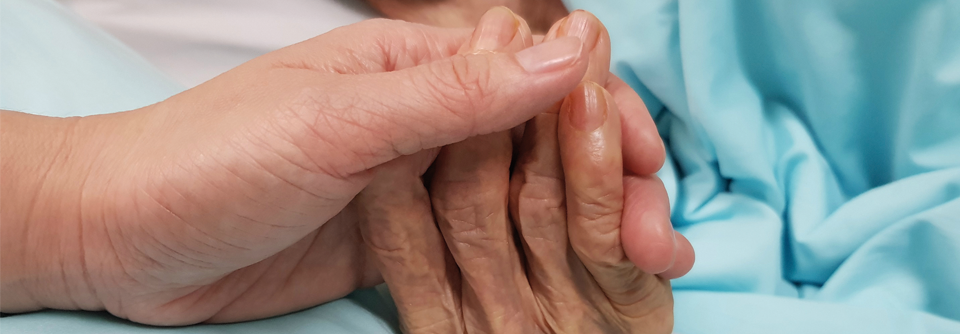 Möglichst früh an die Palliativversorgung denken Da sein und die Wünsche am Lebensende erfüllen: Diesen wichtigen Part übernehmen oft ehrenamtliche Hospizbegleiter.