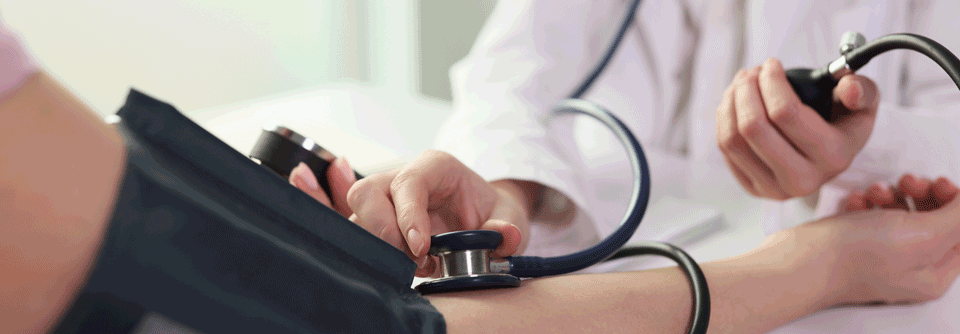 Reguläre Blutdruckmessungen werden ab 40 Jahren empfohlen.