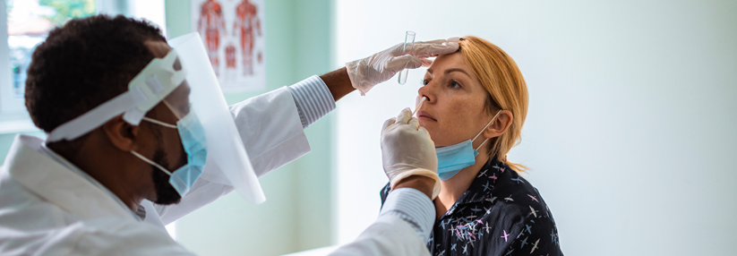 Für Patienten mit Vorschäden ist der Nasenabstrich nicht die geeignete Testmethode, denn hierdurch kann es zu Verletzungen kommen.
