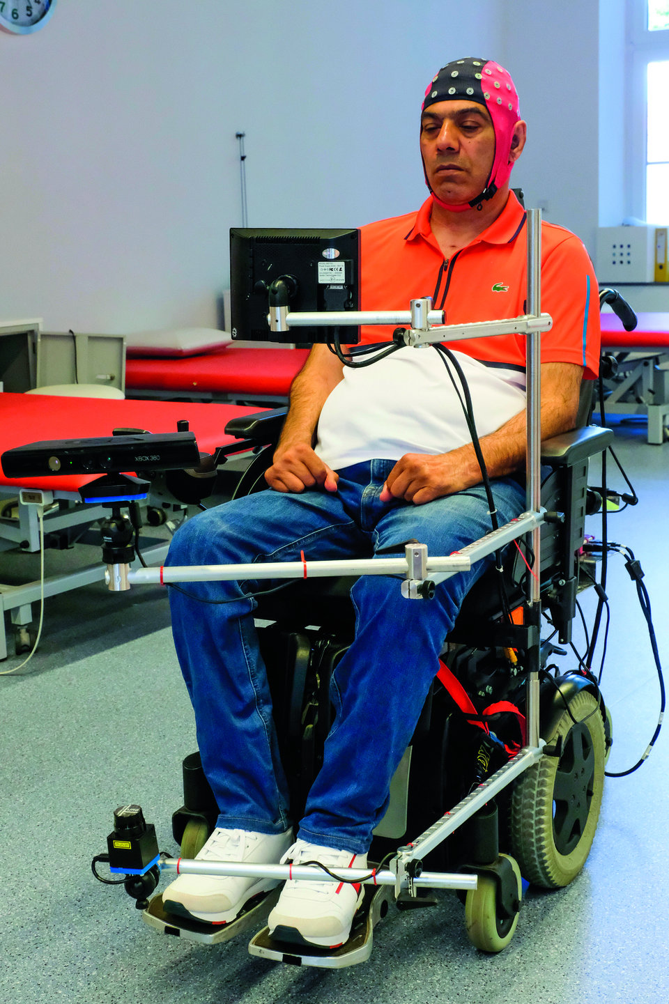Dieser Patient steuert seinen Rollstuhl mithilfe seiner Gedanken. Die nötige Hardware ist bislang allerdings recht sperrig.