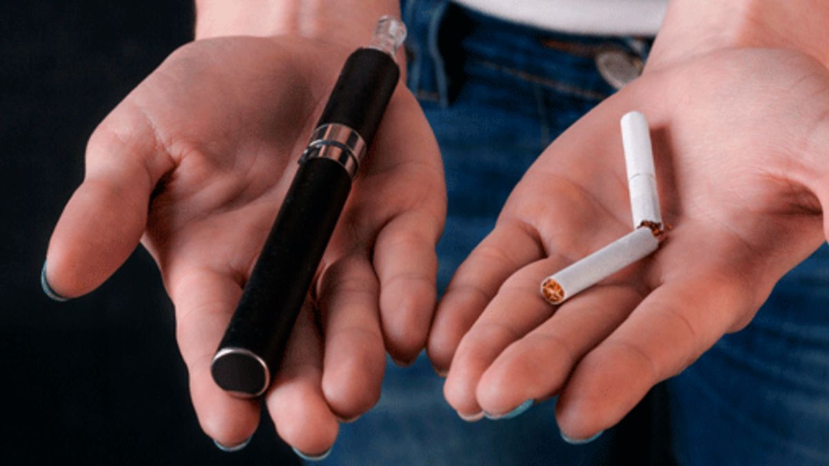 mit vape aufhören zu rauchen Nikotinpflaster plus E-Zigarette helfen besser beim Rauchverzicht