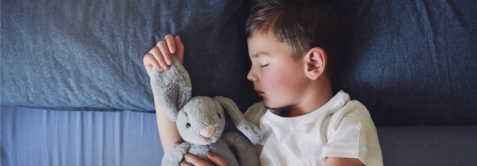 Haben Kinder Schlafprobleme, steht therapeutisch die altersbedingte Schlafhygiene an erster Stelle.