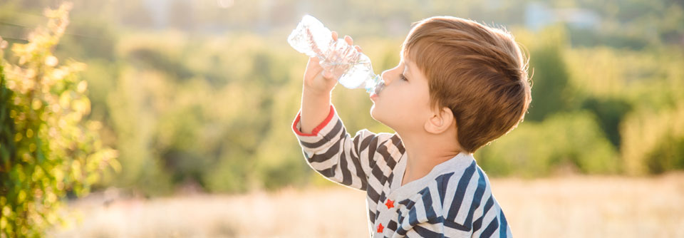 Ständiger Durst ist nur eines der Symptome, bei denen Eltern aufmerksam werden sollten. 