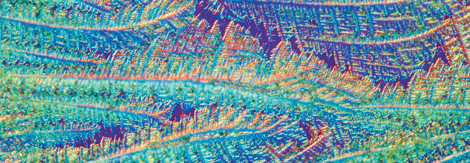 Der Topoisomerase-Inhibitor Irinocetan – hier zu sehen in seiner Kristallstruktur – ist unter anderem für Darm- und Pankreas­tumoren sowie SCLC zugelassen.  