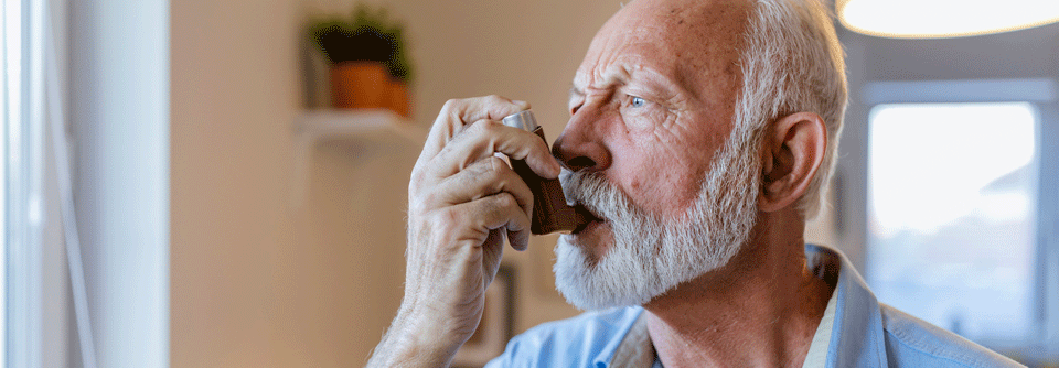 Ältere Patienten haben häufig Schwierigkeiten, den Inhalator auszulösen oder tief zu inhalieren.