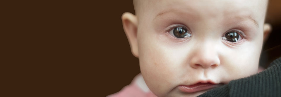 Bei angeborener Tränenwegsobstruktion genügt meist Abwarten Wenn einem Säugling das Wasser in den Augen stehen bleibt, liegt der Verdacht auf eine Tränenwegsstenose nahe. (Agenturfoto)