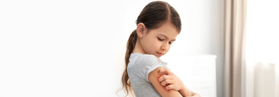 Kinder mit Neurodermitis erreichen schlechtere Schulabschlüsse Die betroffenen Kinder sind eher mit Kratzen beschäftigt als mit Pauken. (Agenturfoto)