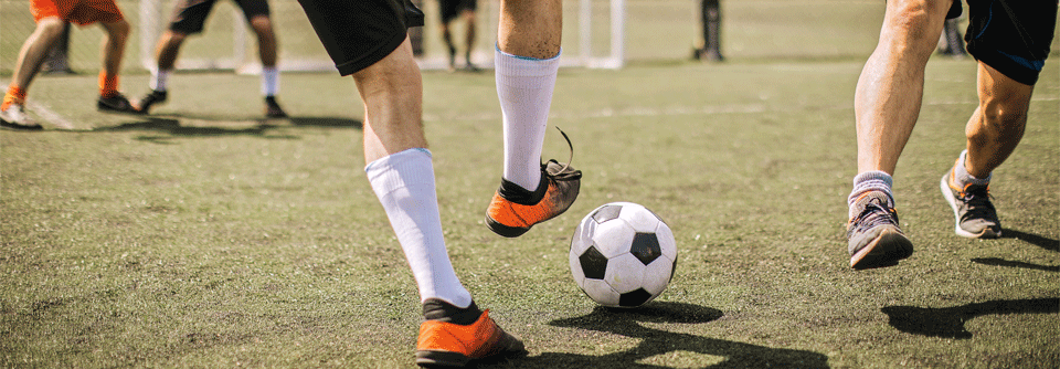 Anders als bei reinen Ausdauersportarten sinken und steigen die Glukosewerte beim Fußball durch wechselnde Belastungen.