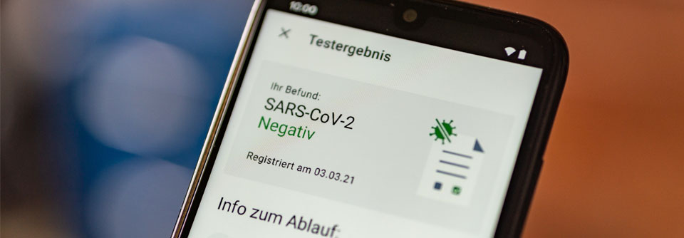 Ab dem 1. August müssen Praxen technisch in der Lage sein, Testergebnisse an die Corona-Warn-App zu übermitteln. 