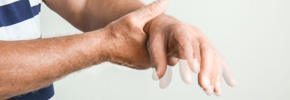 Hochintensiver fokussierter Ultraschall bewährt sich bei essenziellem und Parkinsontremor Durch die HiFUS-Therapie ließ sich das Zittern um bis zu 80 % reduzieren.