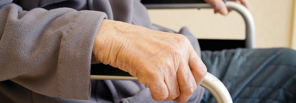 Im Spätstadium der Parkinsonkrankheit sind viele Patienten auf Rollstuhl und Pflege angewiesen.