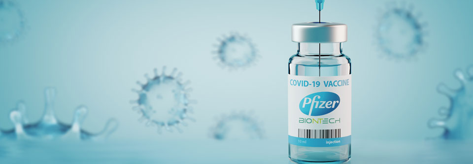 Viele Menschen haben noch Bedenken wegen möglicher Nebenwirkungen der Vakzine von BioNTech/Pfizer und lassen es daher lieber auf eine COVID-Infektion ankommen.