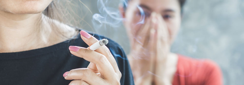 Wer sich nur in der Nähe einer qualmenden Zigarette befindet, hat schon ein erhöhtes Risiko für eine rheumatoide Arthritis.