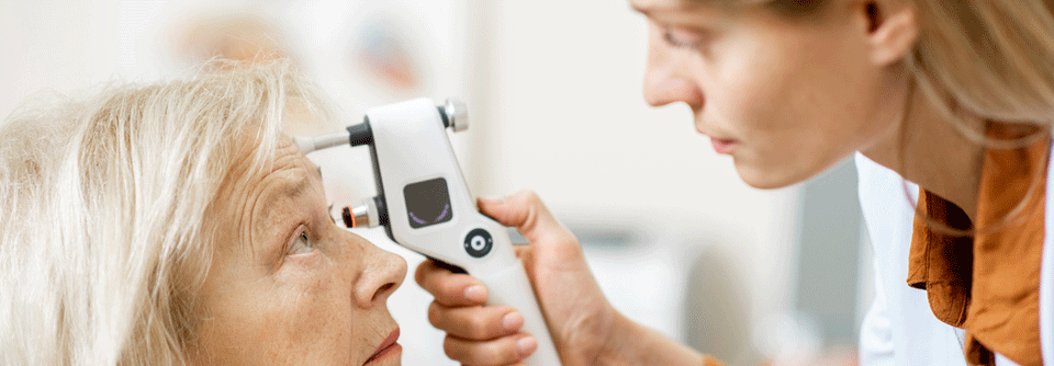 Zur Messung des Augeninnendrucks wird die Kraft gemessen, die nötig ist, um die Hornhaut in einem definierten Bereich abzuflachen.