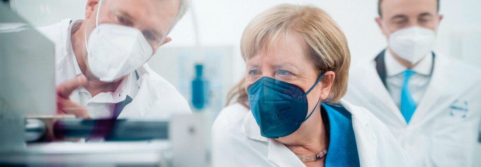 Angela Merkel schaut bei Mittelständler vorbei
Bei der Betrachtung technischer Anwendungen wird die Affinität von Frau Dr. Merkel zur Physik spürbar.