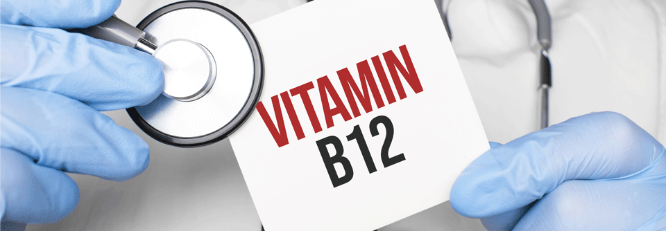 Ursache für einen Vitamin-B12-Mangel können Medikamenteneinnahme, Erkrankungen oder Mangelernährung sein.