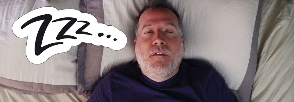 Regelmäßige Atempausen im Schlaf können spürbar zermürben.