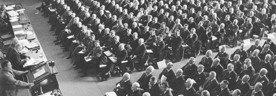 Die Eröffnung des 47. Kongresses der DGIM im Jahr 1935, am Rednerpult steht der damalige Reichsärzte­führer Gerhard Wagner. Nach der Machtergreifung der Nationalsozialisten schaltete die DGIM sich in vorauseilendem Gehorsam gleich. Viele ihrer Kongresse griffen vom NS-Staat propagierte Themen auf.