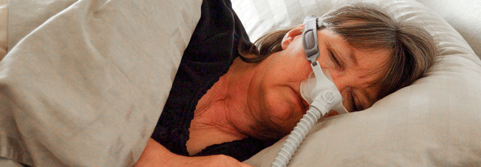 Haben sich Frauen endlich zur CPAP- Therapie durchgerungen, sind sie im Vergleich zu Männern adhärenter.