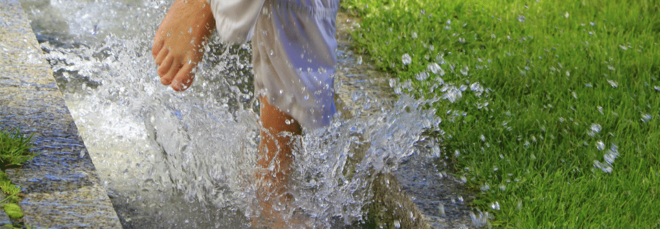 Was kann eine Kneipptherapie wirklich leisten?
Das bekannteste Element der Kneippkur ist die Hydrotherapie – doch das ganzheitliche Konzept fußt auf vier weiteren Säulen.