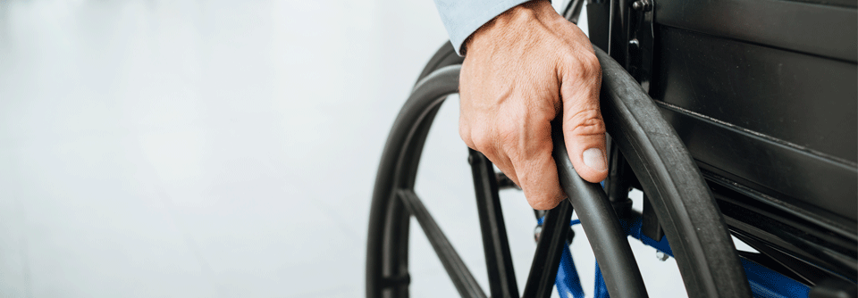 Das Handbike lässt sich ohne fremde Hilfe direkt an den Rollstuhl anbringen.