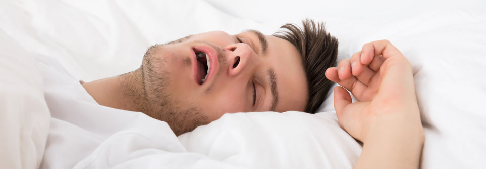 Eine obstruktive Schlafapnoe muss behandelt werden, da nicht nur das Schnarchen nervt, sondern auch weitere gesundheitliche Probleme damit einhergehen.