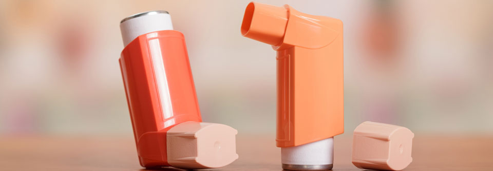 Es können zwei unterschiedliche Tracks bei der Therapie des Asthmas eingeschlagen werden.