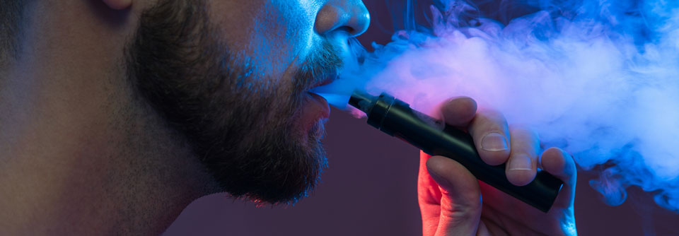 Entgegen der Meinung, E-Zigaretten seien weniger schädlich, können die elektronischen Dampfer ganz schön auf die männliche Gesundheit schlagen.