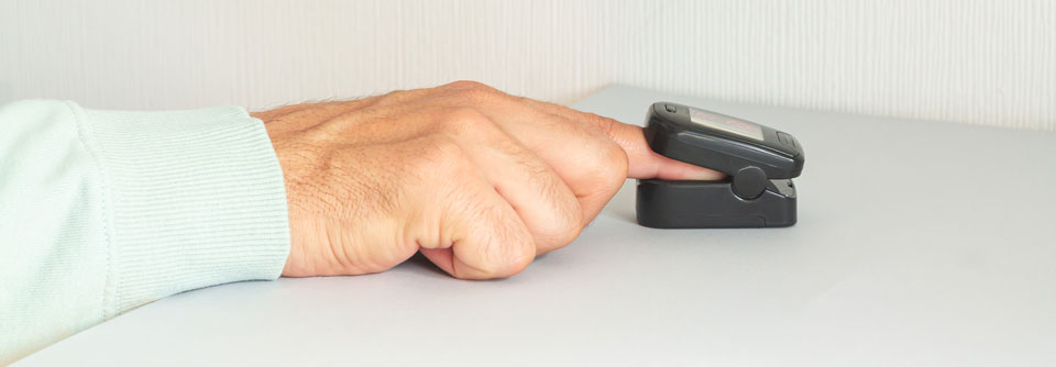 Der blutdruckmessende Fingerclip funktioniert ähnlich wie ein Pulsoximeter.