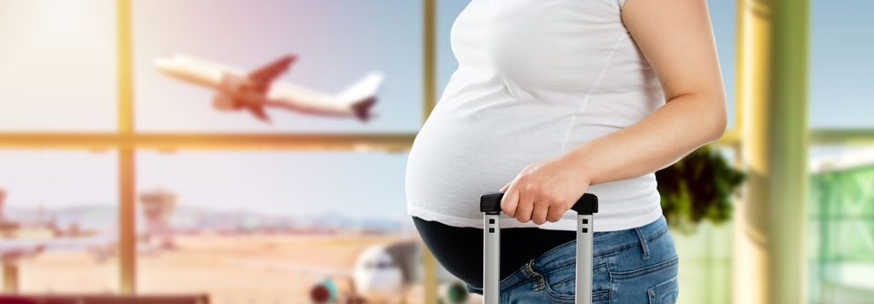 Ob und unter welchen Bedingungen eine Schwangere fliegen darf, hängt von der Fluggesellschaft ab.