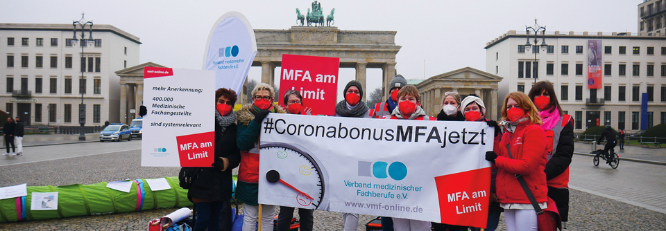 Unter dem Motto „MFA am Limit“ fordern die Medizinischen Fachangestellten einen staatlichen Coronabonus, der ihren Einsatz im Kampf gegen die Pandemie würdigt.
