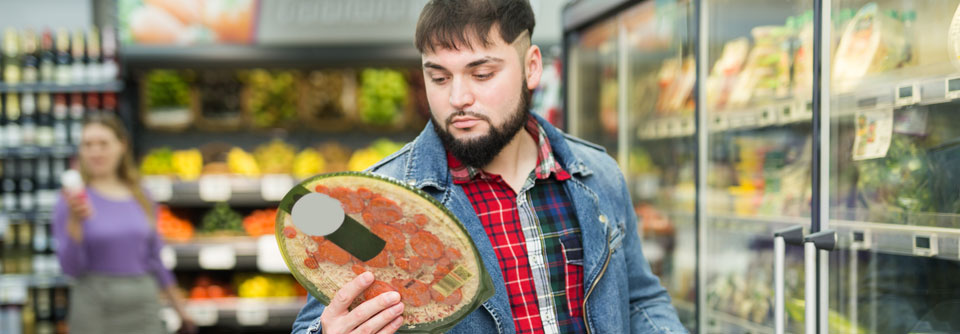 Man sollte sich wirklich zweimal überlegen, ob man zu hochprozessierten Lebensmitteln wie Tiefkühlpizza greift. (Agenturfoto)