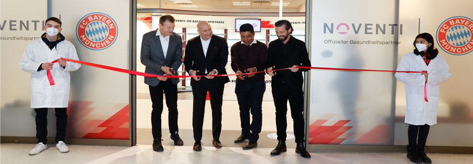 Andreas Jung, Vorstand Marketing der FC Bayern München AG, Mark Böhm, Vorstand Markt von Noventi, FC Bayern-Legende Giovane Élber und Dr. Silvio Kusche, Bereichsvorstand Marketing von Noventi eröffnen die „Noventi-FC Bayern-Apotheke" in München  (v.l.).  