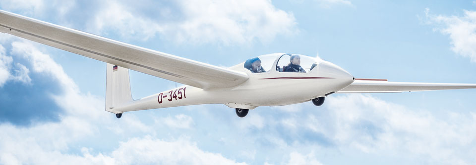 Julia Kaiser mit Fluglehrer Heinz Bernd Knauf auf dem Flugplatz in Dobenreuth (2015).