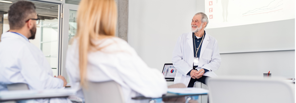 Die Zusammenarbeit verschiedener Fachbereiche verbessert die Osteoporose-Therapie.