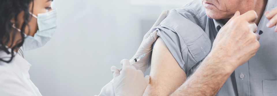 Für Patienten ab 60 Jahren empfiehlt die STIKO die Verwendung eines hochdosierten Influenza-Impfstoffes.