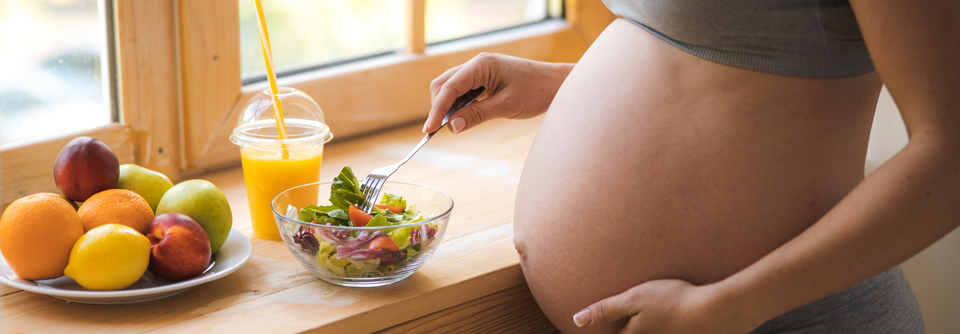 Neben der Supplementierung bleibt eine gesunde Ernährung mit Jod und Folsäure wichtig.