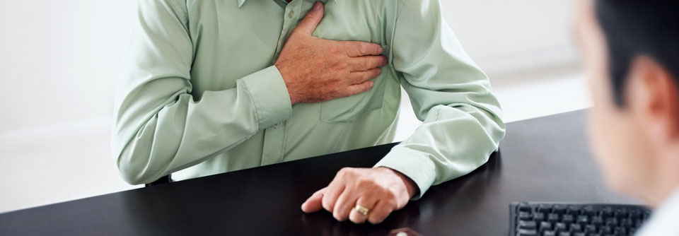 Häufig werden die auftretenden Brustschmerzen als nicht-kardial abgetan.