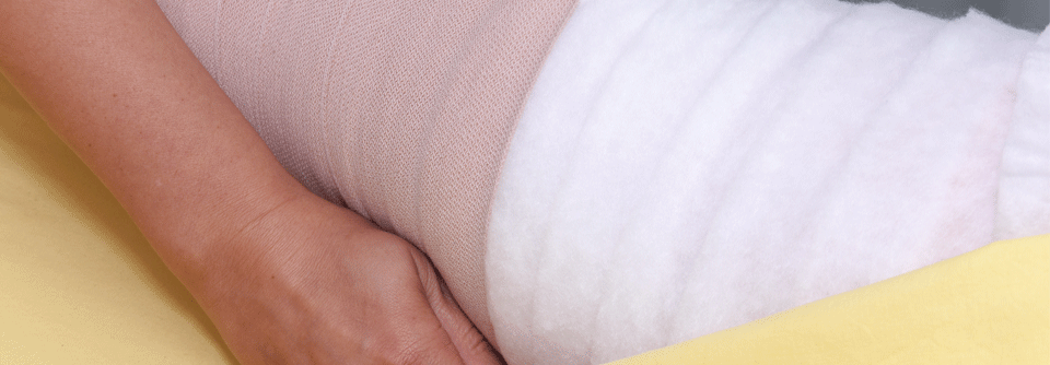 Lipödem: Welche konservativen und operativen Therapieoptionen gibt es?
Die kombinierte physikalische Entstauungstherapie beim Lipödem umfasst u. a. manuelle Lymphdrainage sowie Kompressions- und Bewegungstherapie.