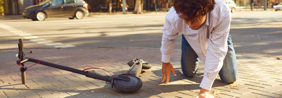 E-Roller werden häufig nicht ordentlich abgestellt und so schnell zur gefährlichen Stolperfalle.