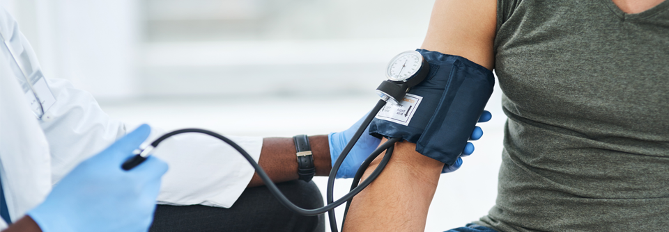 Bluthochdruck: Renale Denervation als aufstrebende Therapieoption Der systolische Praxisblutdruck sank bei den Behandelten um 9–10,8 mmHg, der diastolische um 5–5,5 mmHg.