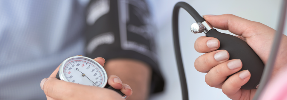 Maßgeblich für die Diagnose einer orthostatischen Hypotonie ist der Blutdruck im Stand wenige Minuten nach dem Aufstehen.