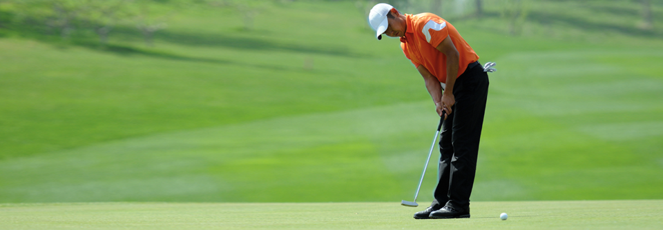 Golfer entwickeln vor allem beim Putten Dystonien. Eine veränderte Grifftechnik kann ihnen u.a. helfen.