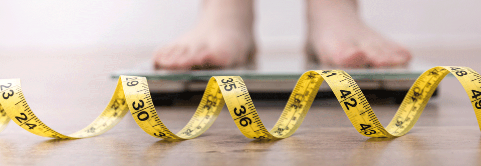 Zu dick, zu dünn oder genau in der Norm? Größe und Gewicht sollten während und nach der AML-Therapie regelmäßig kontrolliert werden.