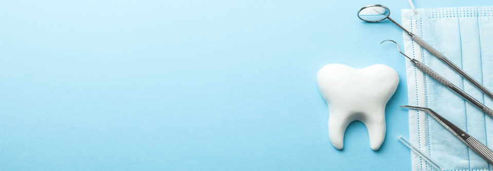 Bei der klinischen Untersuchung ertasteten die behandelnden Zahnärzte einen etwa zwei Zentimeter großen, harten, nicht druckdolenten und verschieblichen Tumor im rechten Mundboden.