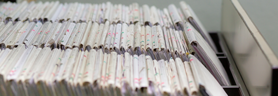 Patientendaten: Was beim Aufbewahren und Vernichten zu beachten ist Ärzte sind gesetzlich verpflichtet, Patientenakten für mindestens zehn Jahre nach Behandlungsabschluss aufzubewahren.