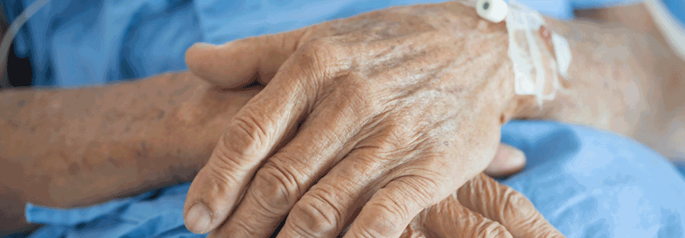 Lungenkrebs mit 80 – und jetzt? Ein höheres Alter von Lungenkrebspatienten kann eingeschränkte Organfunktionen und Komorbiditäten bedeuten, wovon Therapieentscheidungen abhängig getroffen werden, doch die letzte Entscheidung fällt der Patient.