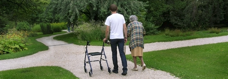 In einem „Spaziertandem“ gehen ältere Menschen, die allein nicht nach draußen möchten, mit Ehrenamtlichen spazieren.