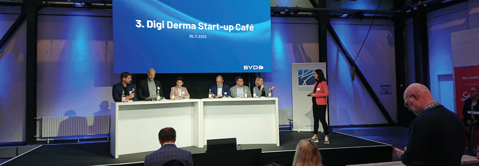 Prof. Sebastian Kuhn, Dr. Kai Joachimsen, Prof. Fruzsina Molnár-Gábor, Dr. Ralph von Kiedrowski, Dr. Max Tischler und Dr. Katharina Hennig (v.l.n.r.) diskutieren mit Moderatorin Jessica Hanneken über die Digitalisierung in der Dermatologie.